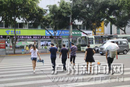 絕大多數(shù)市民都做到了自覺禮讓斑馬線，不橫穿馬路，不翻越欄桿，做到車讓人、人讓車