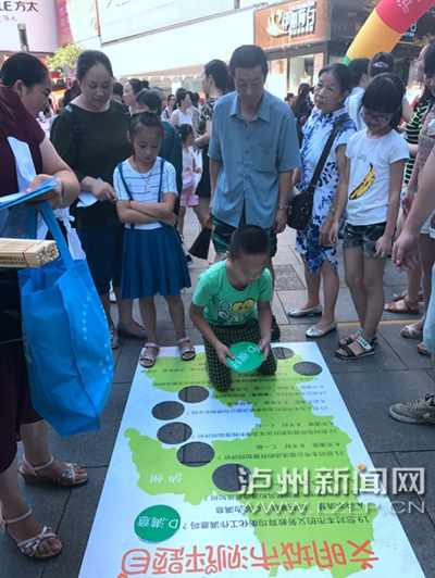 市民在宣傳點(diǎn)參加創(chuàng)文趣味游戲。 記者 朱虹 攝