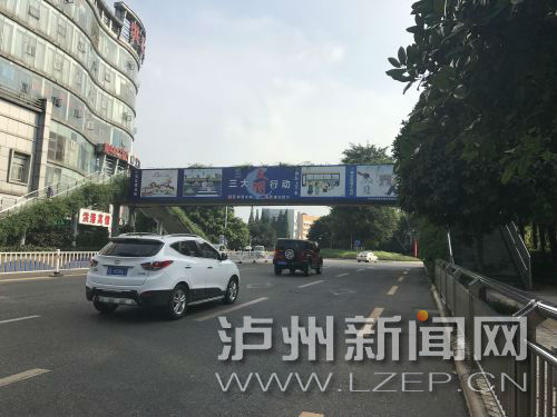 主干道上隨處可見創(chuàng)文宣傳廣告。 記者 肖婷 攝